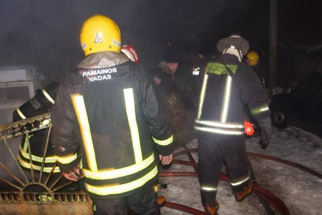 Klaipėdos r. degė gyvenamasis ir ūkinis pastatai