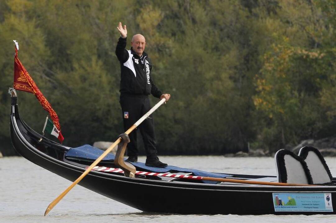 Garbaus amžiaus venecijietis gondola atplaukė iš Vienos į Budapeštą