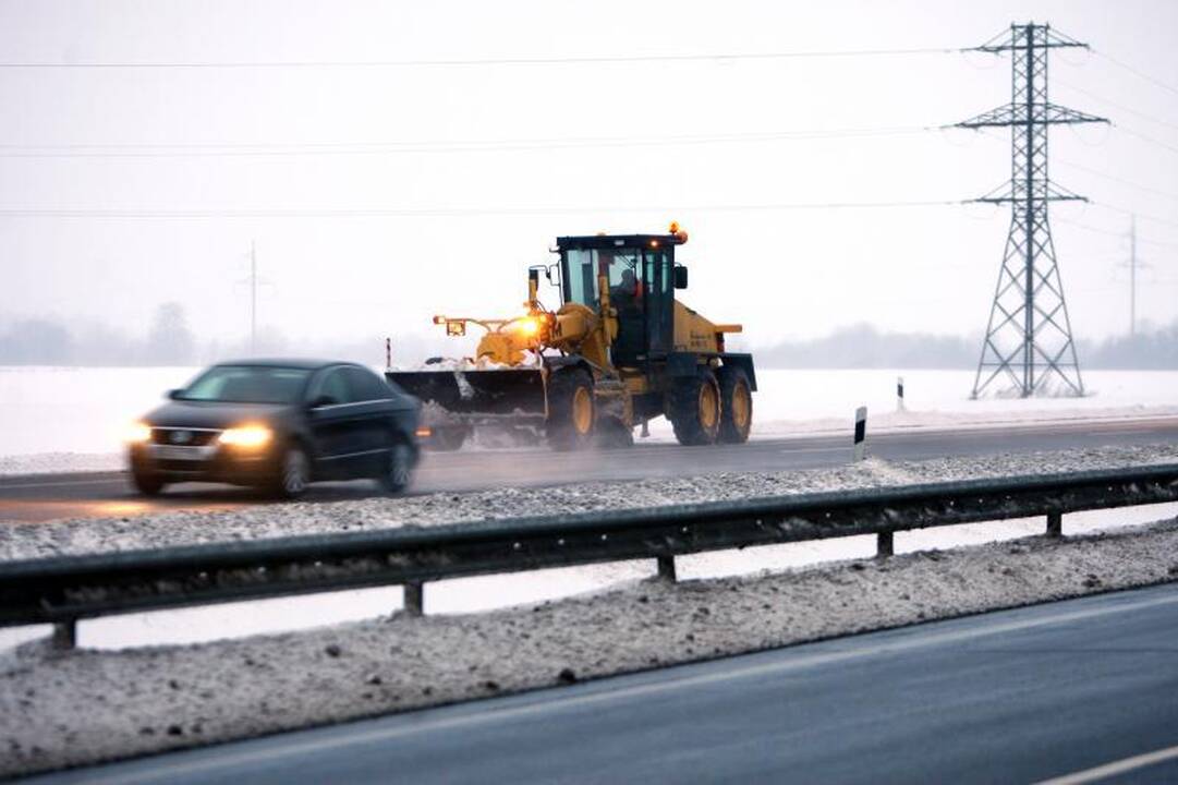 Eismo sąlygas Lietuvoje sunkina plikledis ir rūkas
