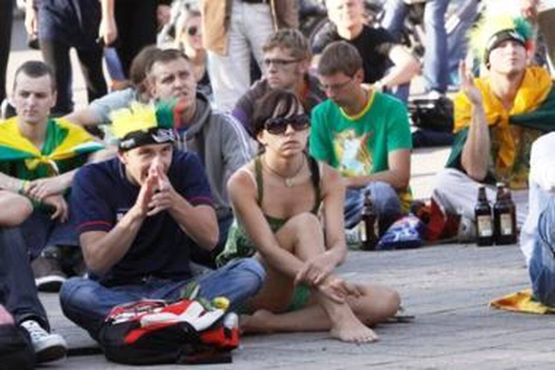 Rotušės aikštėje šėlo krepšinio sirgaliai 