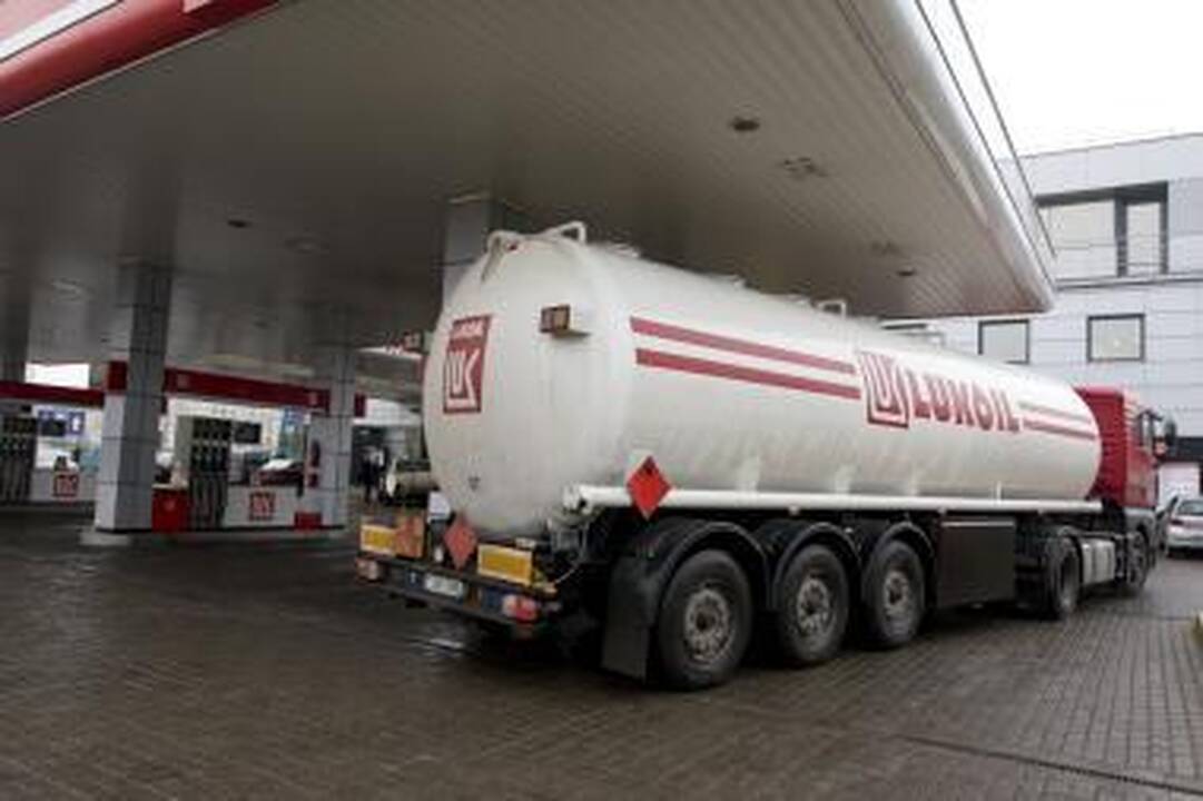 „Lukoil Baltija" pusę parduodamo benzino ketina importuoti