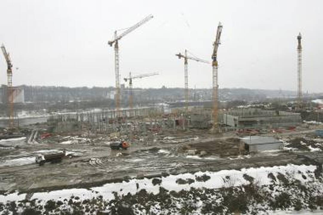 Arena statoma pagal grafiką, valdžia žada pinigų