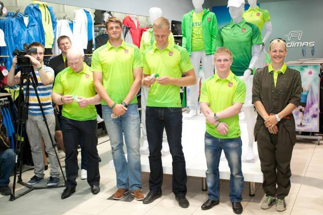 Ūkininkų turgelyje - trys prekeiviai ir minia pirkėjų