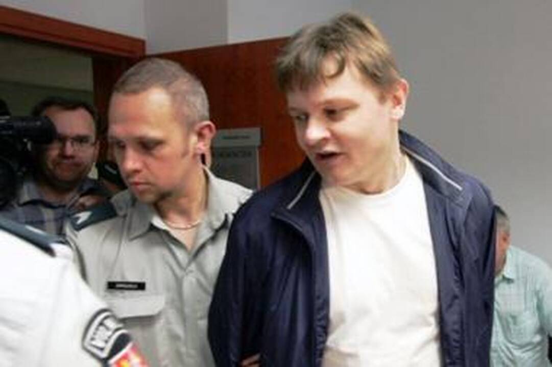 Prokurorai prašys nepaleisti pedofilija ir išžaginimais kaltinamo karininko