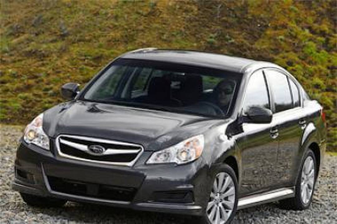 Vos išriedėjęs iš salono naujutėlis „Subaru“ apsivertė ant stogo