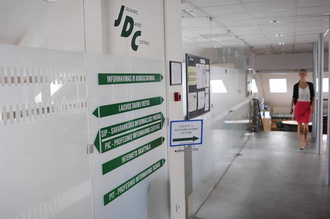 Registruotas nedarbas mažėja vėžlio žingsniu