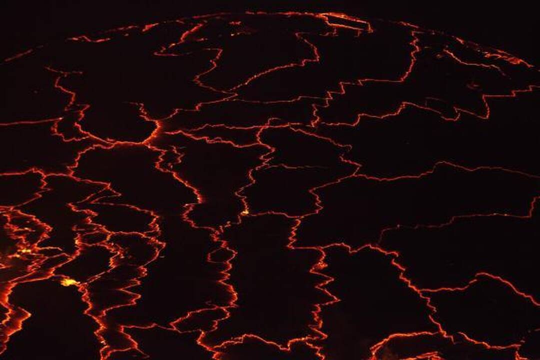 Nyiragonge naktį spindi lavos ežeras 