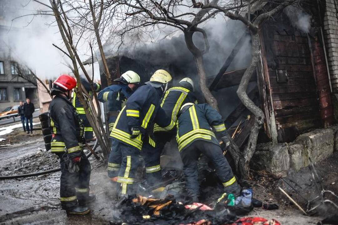 Parodos gatvėje kilusį gaisrą gesino trys autocisternos