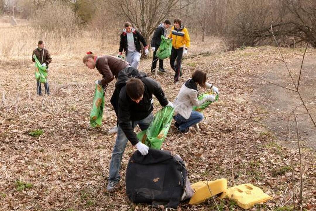 Tarp šiukšlių – vestuvių nuotraukų albumas