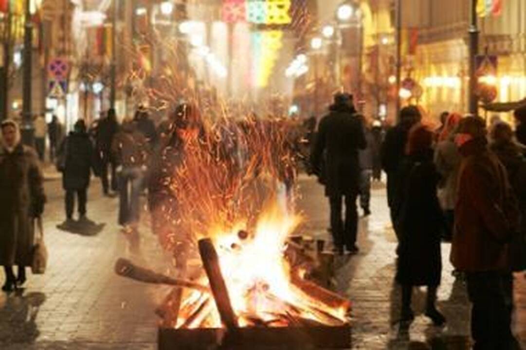 Vasario 16-ąją Gedimino prospekte degs laužai
