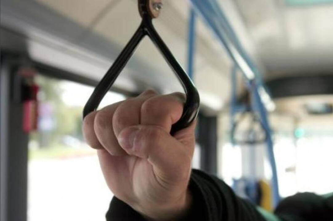 Staigiai stabdęs autobuso vairuotojas sužalojo dvi keleives