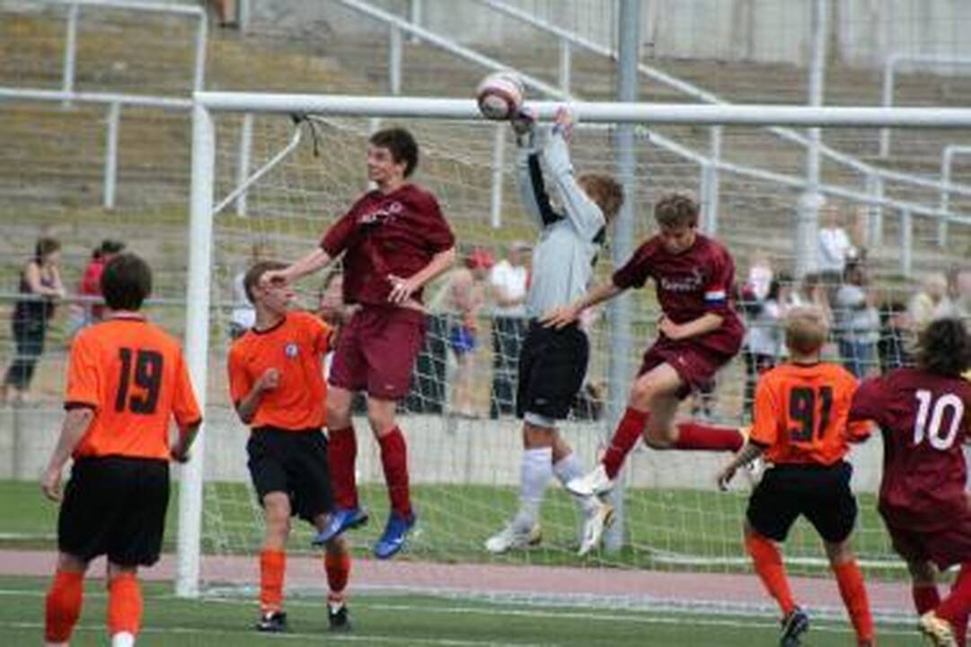 Jauniai futbolo turnyrą pradėjo pergale