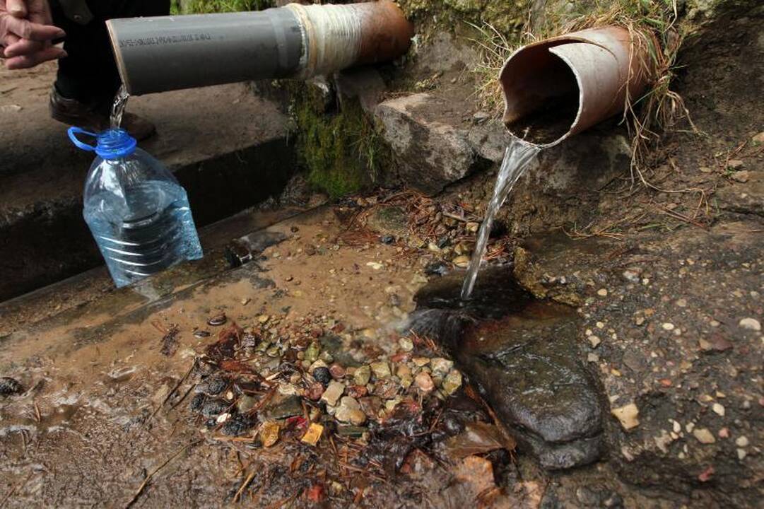 Pakeliui į kapines – stotelė prie šaltinių
