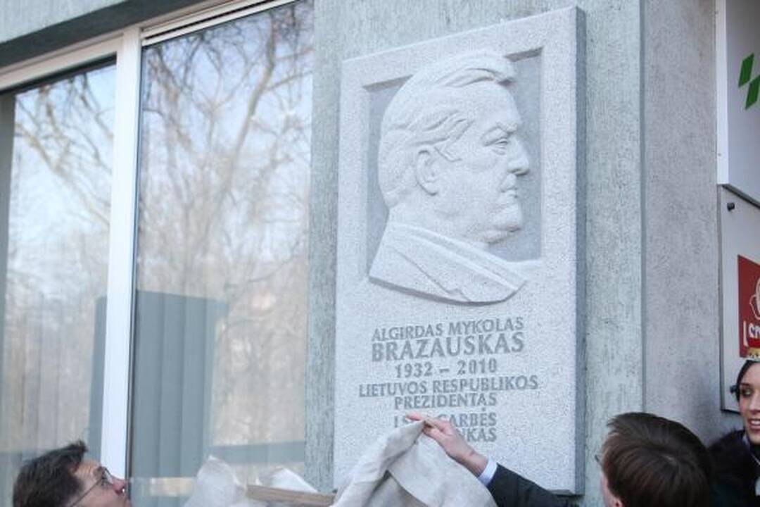 Vilniuje atidengta paminklinė lenta A.M.Brazauskui 