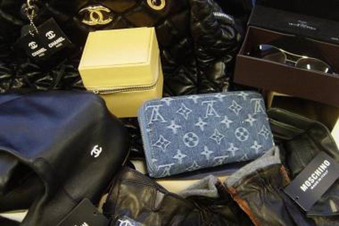 Tarp sulaikytų padirbtų daiktų – tualetinis vanduo ir drabužiai šunims
