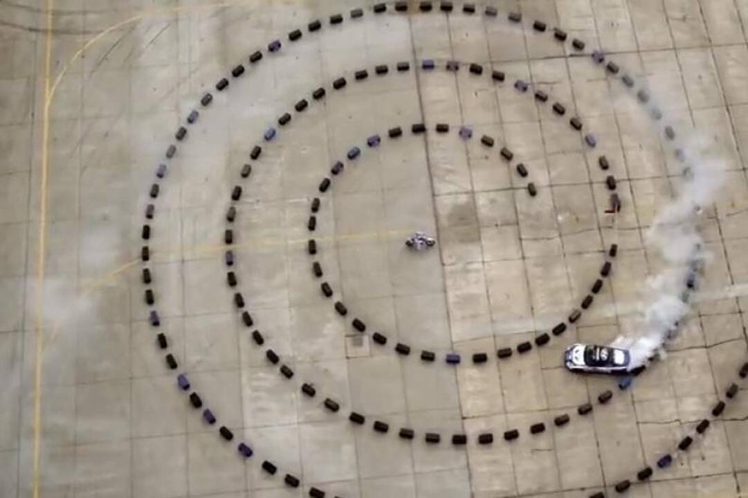 „Red Bull“ Rubo Goldbergo mašina - su gyvais žmonėmis