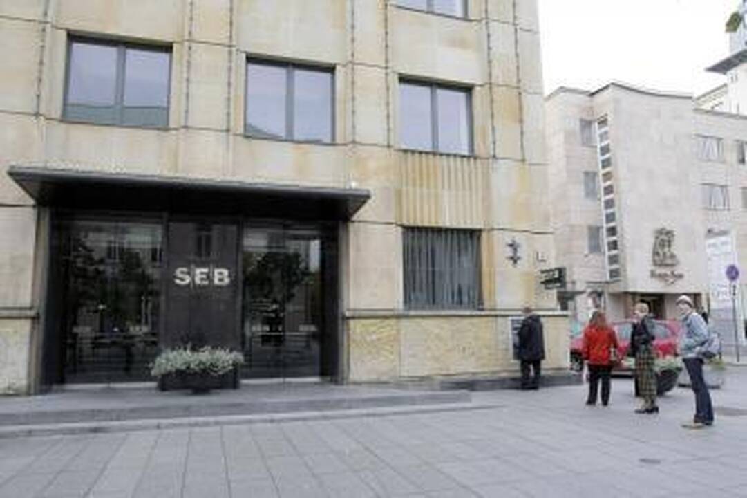 SEB bankas sumažino indėlių litais ir doleriais palūkanas 