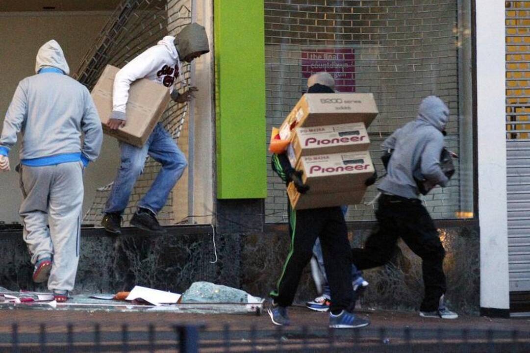 D.Britanijoje siautėjusiems riaušininkams teks prisidėti tvarkant nuniokotus miestus