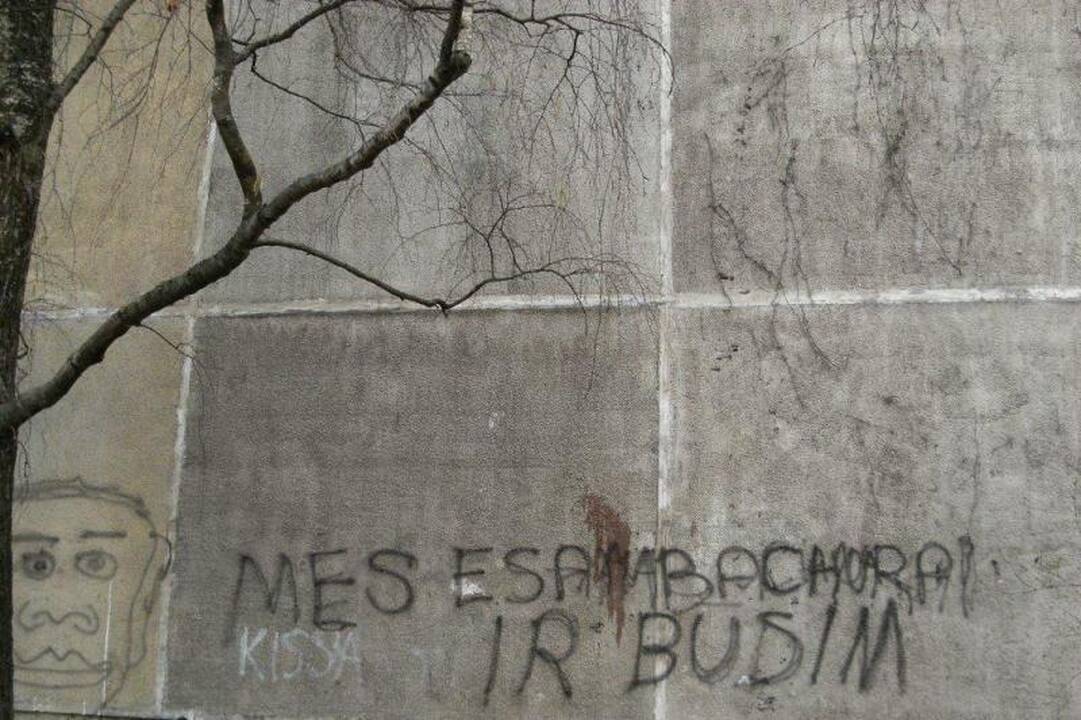 Sieną dažais nutepliojęs vandalas gali sėsti už grotų  