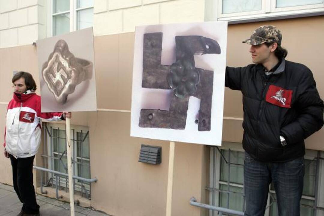 E.Zuroffas: svastikų pateisinimas įžeidžia Holokausto aukas 