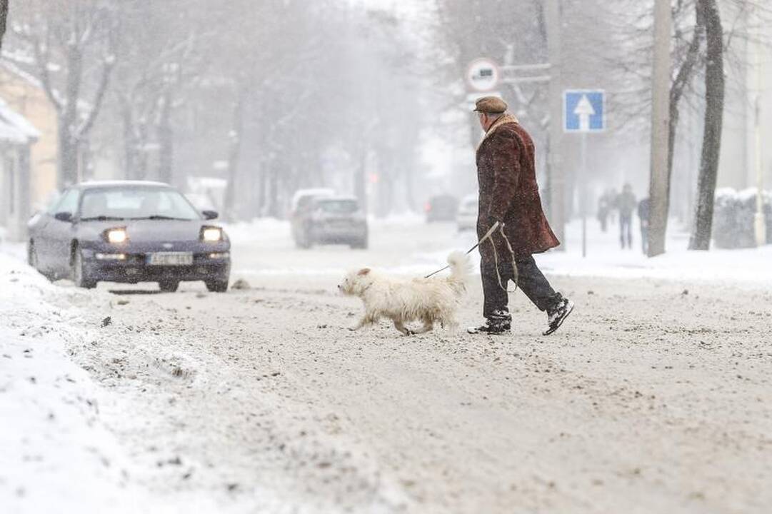 Sniego gniaužtuose atsidūrusiame Kaune – daugiau avarijų 