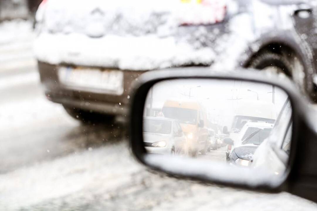 Sniego gniaužtuose atsidūrusiame Kaune – daugiau avarijų 
