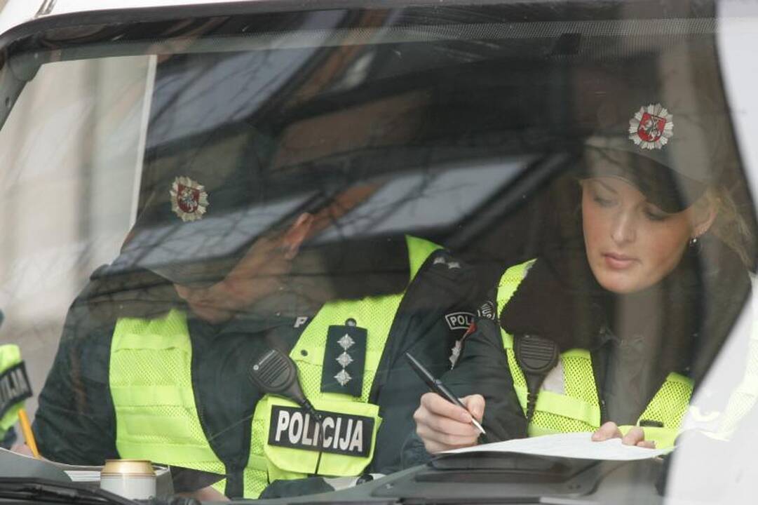Policijos pareigūnus bando papirkinėti ne tik KET pažeidėjai