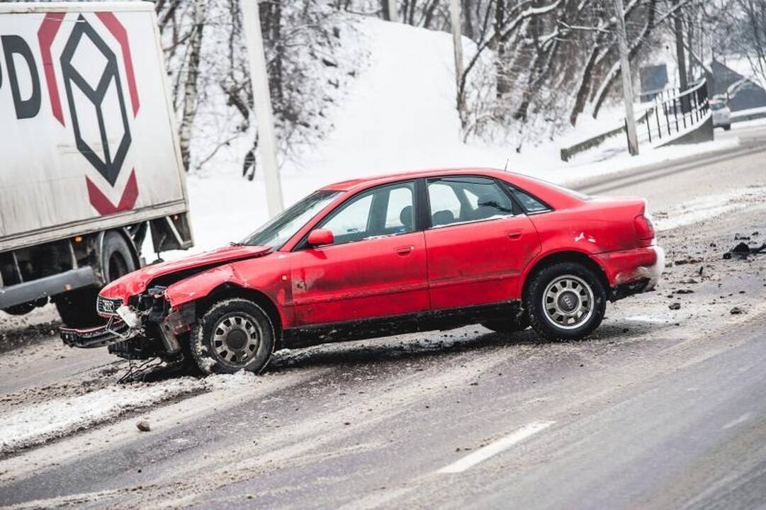 Sniego gniaužtuose atsidūrusiame Kaune – daugiau avarijų 
