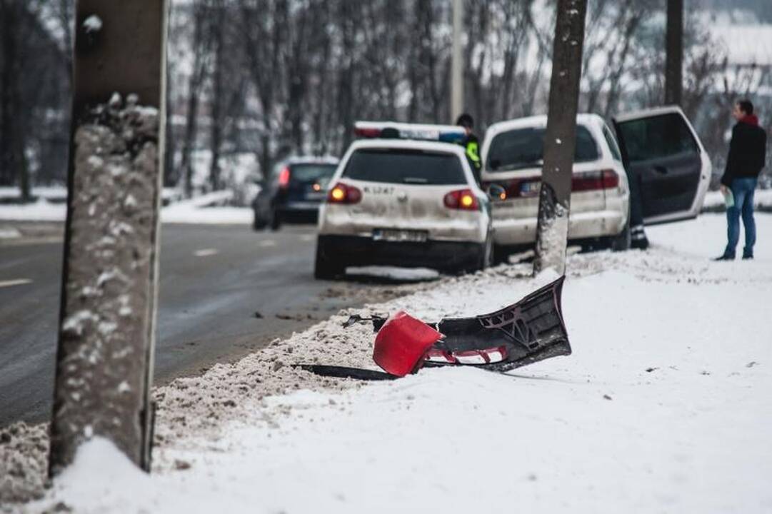 Sniego gniaužtuose atsidūrusiame Kaune – daugiau avarijų 