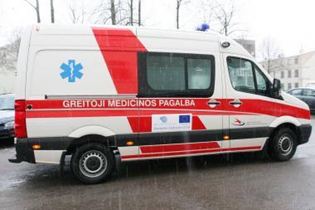 Kaune pro daugiaaukščio balkoną iškrito trylikametė