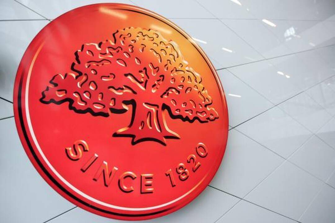 Latvijoje žmonės masiškai ima pinigus iš „Swedbank“ bankomatų