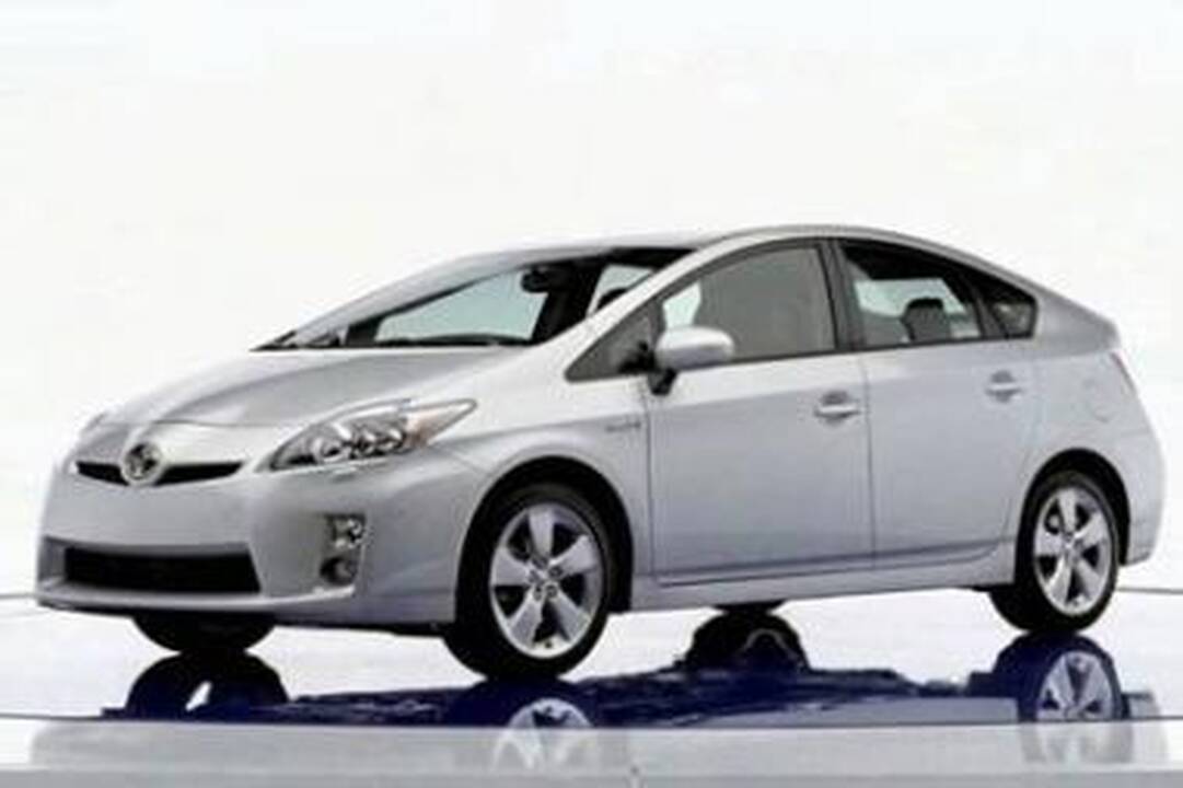„Prius" seka „Lexus" pėdomis