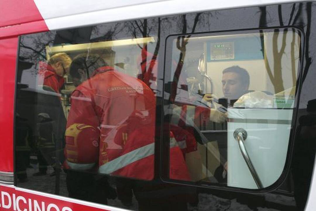 Mikroautobusas prie Vytauto bažnyčios nuvažiavo nuo kelio (papildyta)