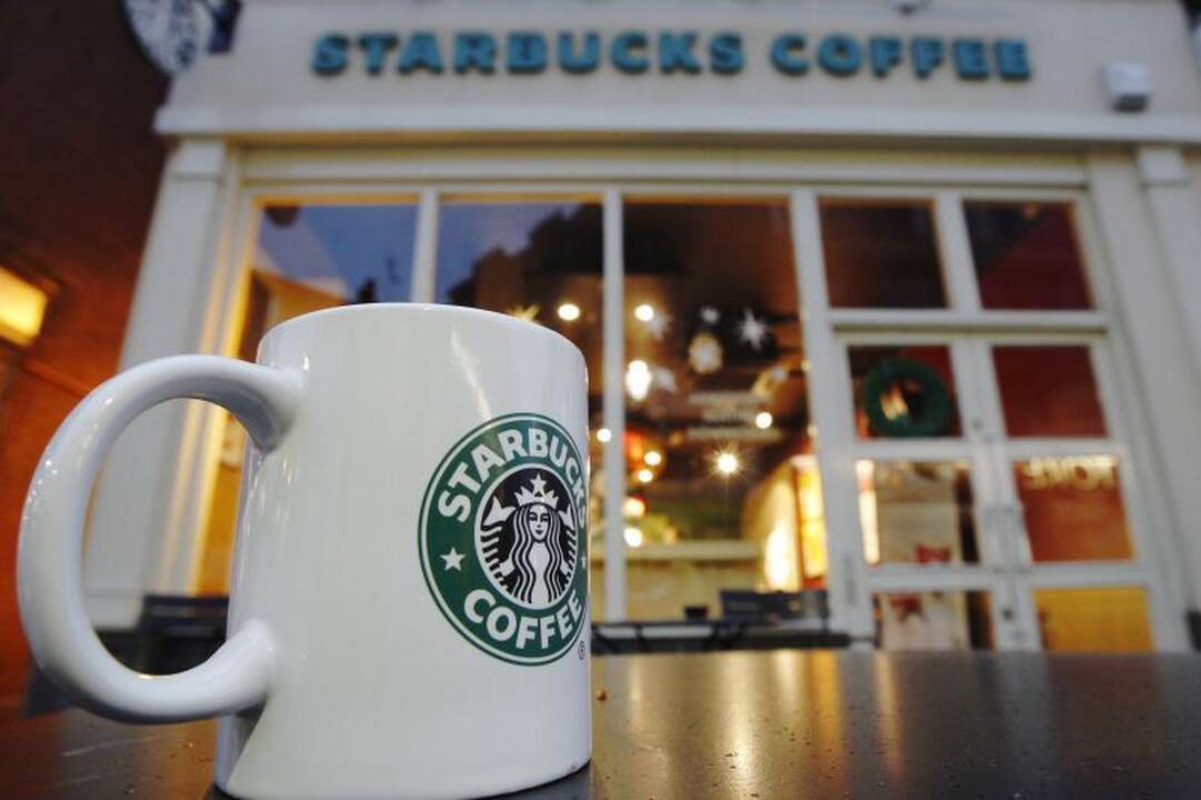 Braškinė „frappuccino“ kava gaminama panaudojus džiovintus vabalus