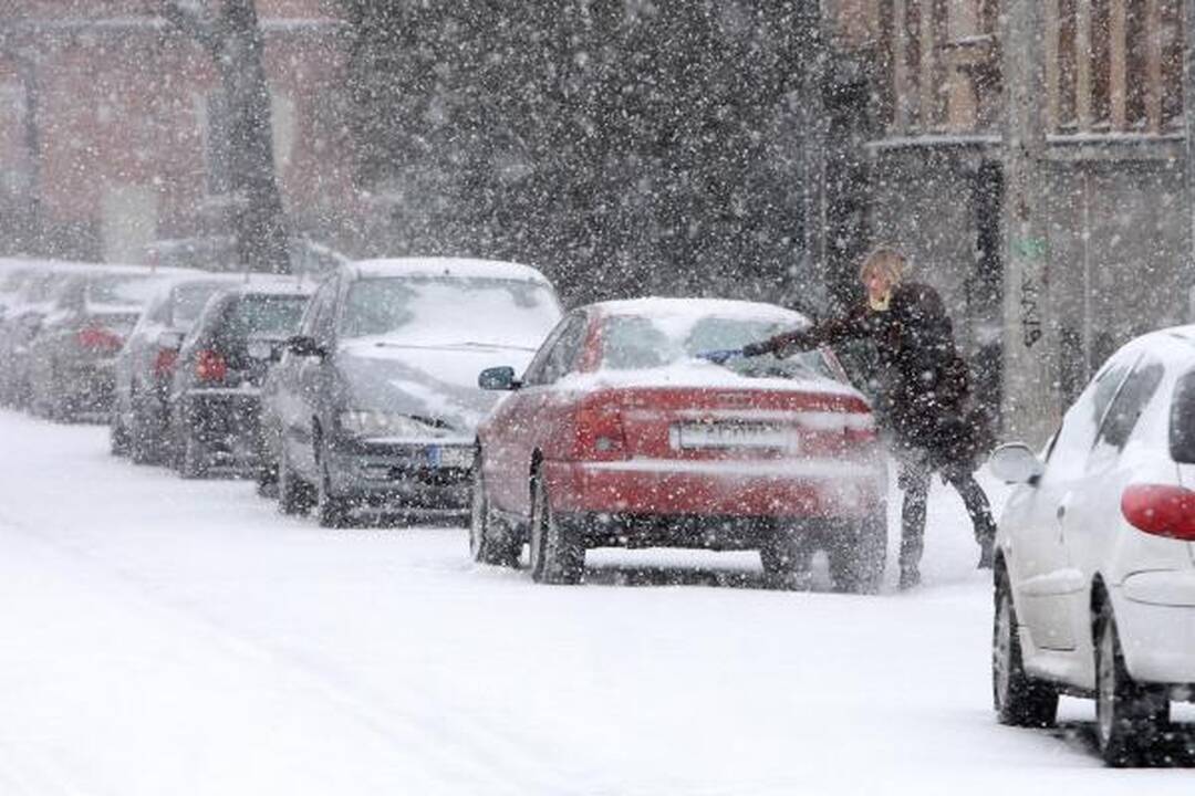 Naktį daug kur šalyje pasnigus, eismo sąlygos tapo sudėtingos 