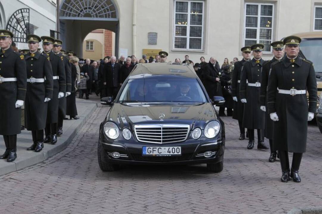 Simboliška: balandžio sniegas išlydėjo M. Martinaitį į amžinybę