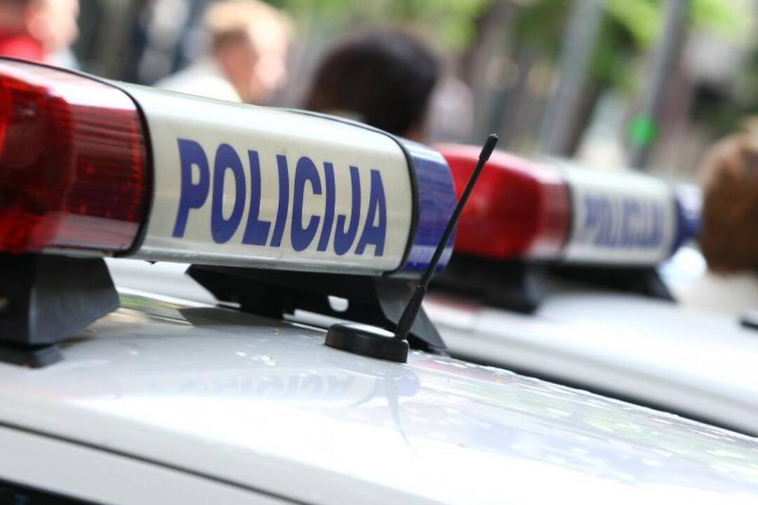 Vyrai santykius aiškinosi apsiginklavę metaliniu strypu