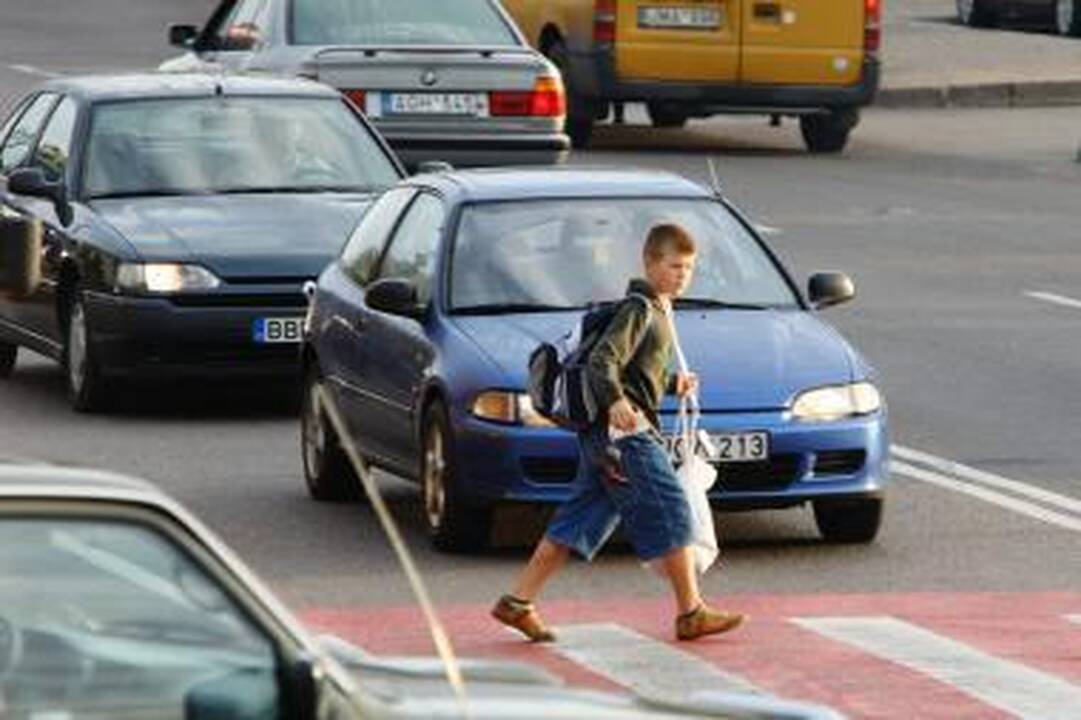 Kaune partrenkta pėsčioji, sužalota vairuotoja ir dviratininkas