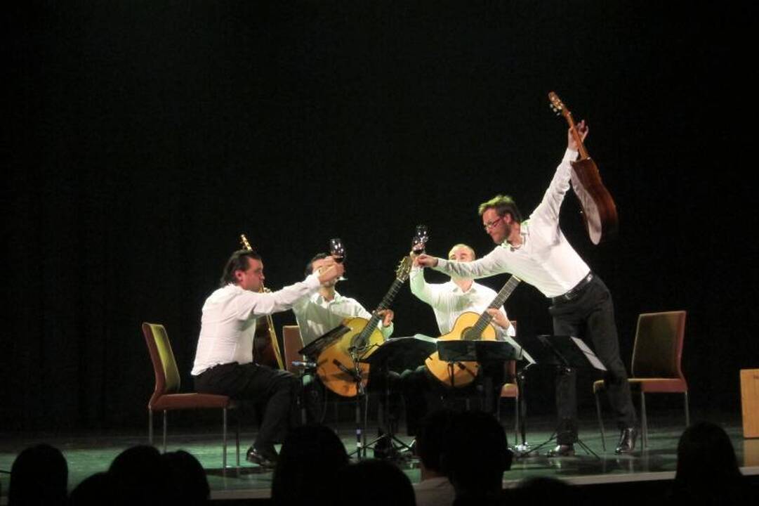 Kiniją stebinęs Baltijos gitarų kvartetas kelsis į Trakus