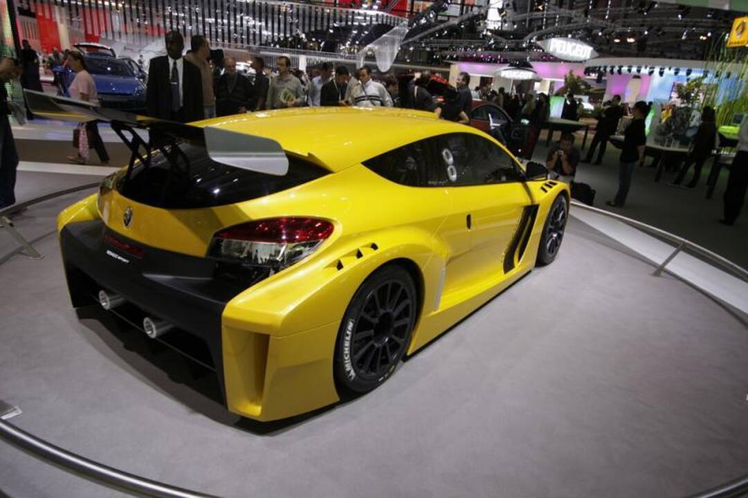 „Renault” ir „Caterham group” kartu gamins sportinius automobilius
