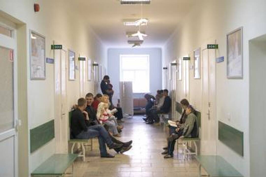 Sostinės poliklinikas apgulė moksleiviai