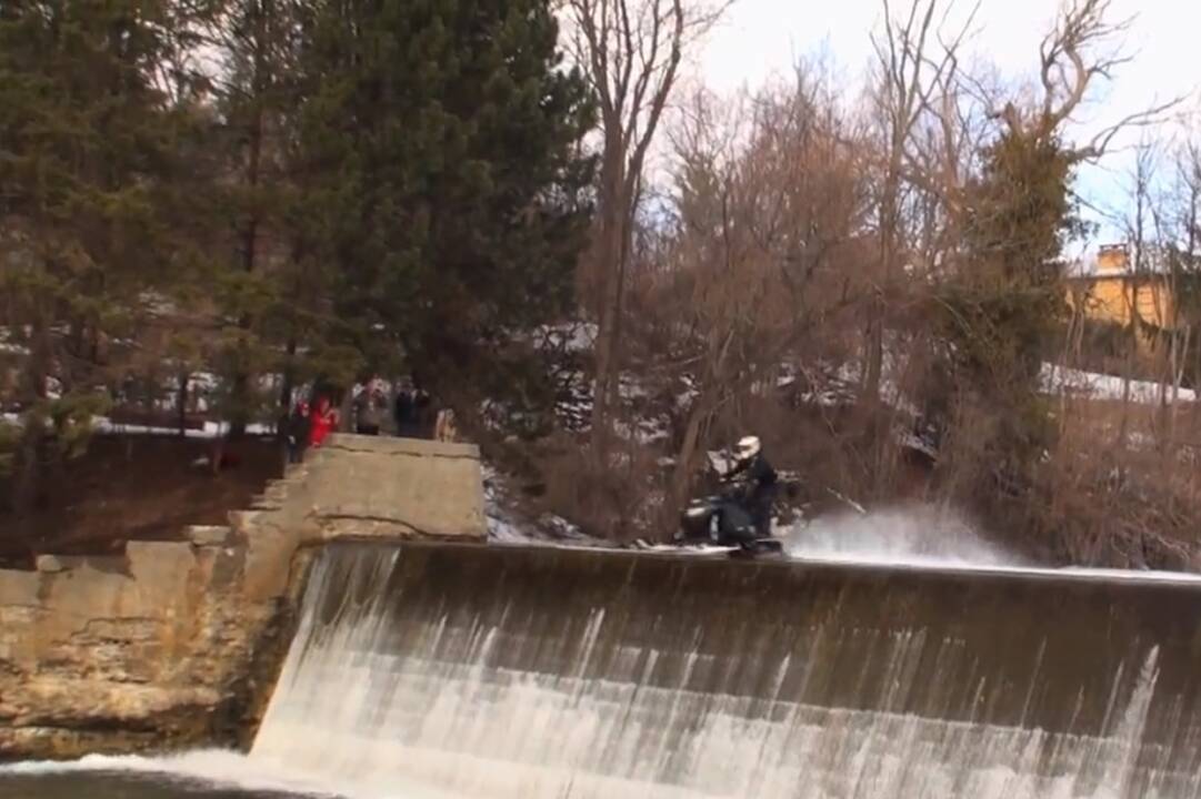 Su sniego motociklu - šuolis nuo užtvankos