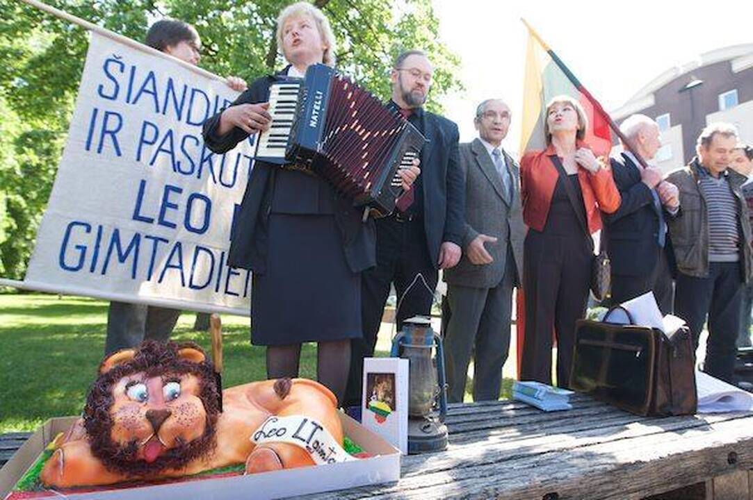Prie Seimo „švenčiamas" „Leo" gimtadienis