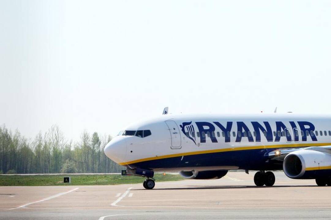 „Ryanair“ žada skrydžių metu rodyti pornofilmus
