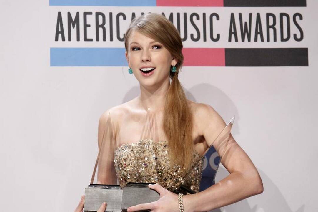 Per Amerikos muzikos apdovanojimus labiausiai žibėjo T.Swift ir Adele