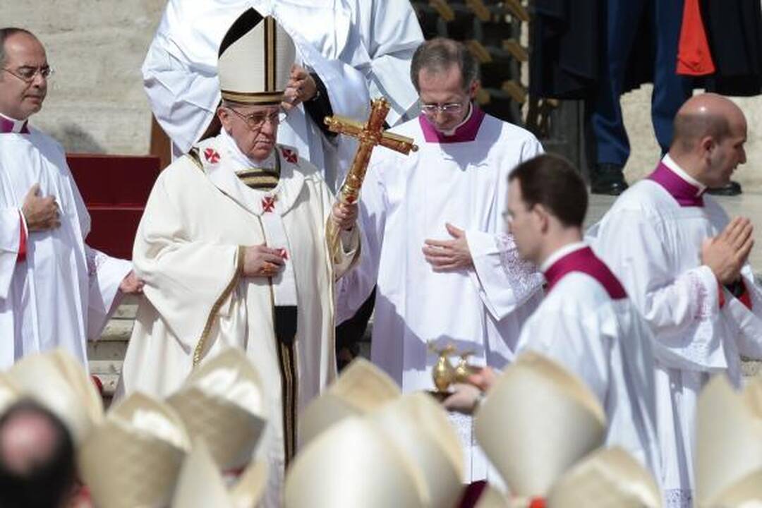 Popiežius prieš Velykas aukos mišias nepilnamečių kalėjime