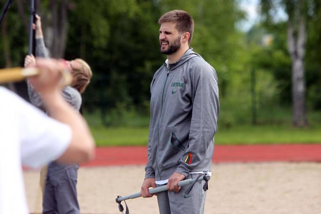 Pirmoje krepšinio rinktinės treniruotėje – optimistinės nuotaikos