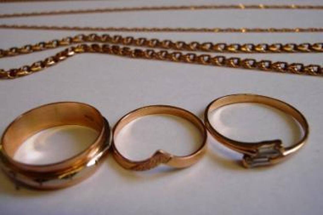Policijai gerai žinomo vilniečio bute rasta aukso dirbinių