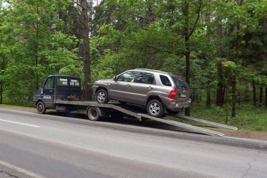 Sostinėjė susidūrė keli automobiliai