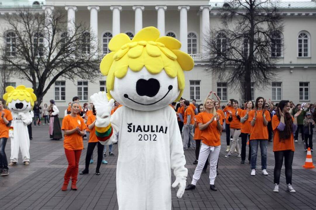Prezidentūros kiemelyje - timborelo, ripka ir paplūdimio tinklinis